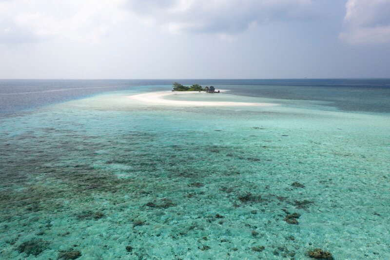 Ein winziges Eiland des Malediven-Atolls, das aus rund 1.200 Inseln besteht. – Bild: BBC/​Studio Silverback/​Freddie Claire