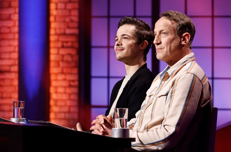 Rateteam-Kapitäne Wotan Wilke Möhring (r.) und der Skisprung-Olympiasieger Philipp Raimund (l.) bilden ein Rateteam. – Bild: ARD/NDR/UFA SHOW & FACTUAL/Morris Mac Matzen Rateteam-Kapitäne Wotan Wilke Möhring (r.) und der Skisprung-Olympiasieger Philipp Raimund (l.) bilden ein Rateteam. – Bild: ARD/NDR/UFA SHOW & FACTUAL/Morris Mac Matzen