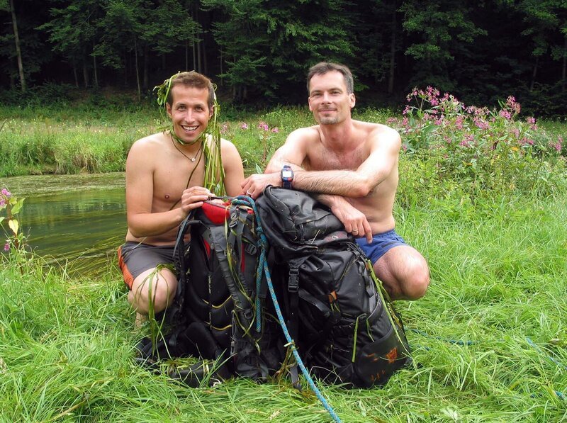 Von links: Willi und der Outdoorexperte Markus. Heute ist Willi in der Wildnis unterwegs und muss dabei einen Fluss durchqueren. – Bild: BR/​megaherz