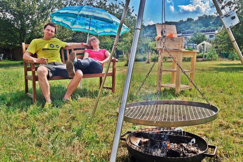Reporter André Gatzke (links) und Esther Brandt lernen das Saarland kennen. Hier heißt nicht nur der Grill „Schwenker“. – Bild: WDR/​André Gatzke