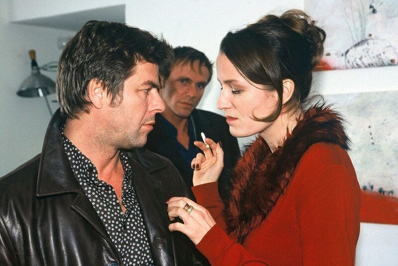 Die „Journalistin“ Wolff (Geno Lechner, r.) hat bereits in Sachen Kunstraub in Utrecht recherchiert. Als Jupp (Uwe Fellensiek, l.) und Falk (Dirk Martens, M.) sie befragen, teilt sie ihnen mit, dass der gesuchte Mann unter dem Pseudonym „Leonardo“ arbeitet. – Bild: SAT.1 /​ Münstermann