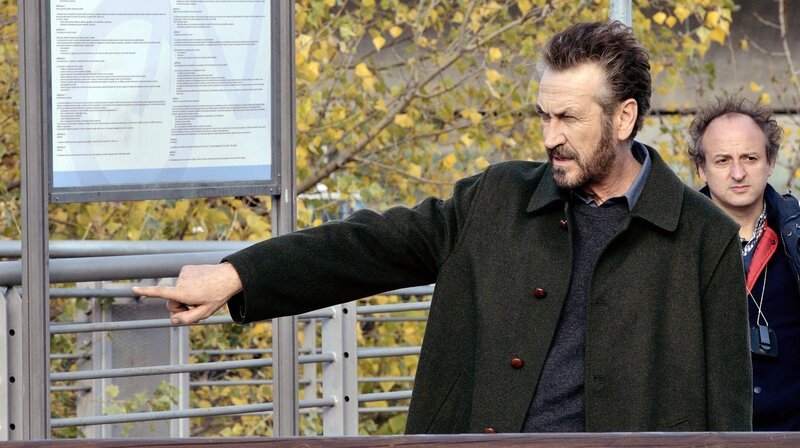 Rocco Schiavone (Marco Giallini) und sein begriffsstutziger Kollege D’Intino (Christian Ginepro). – Bild: ARD Degeto
