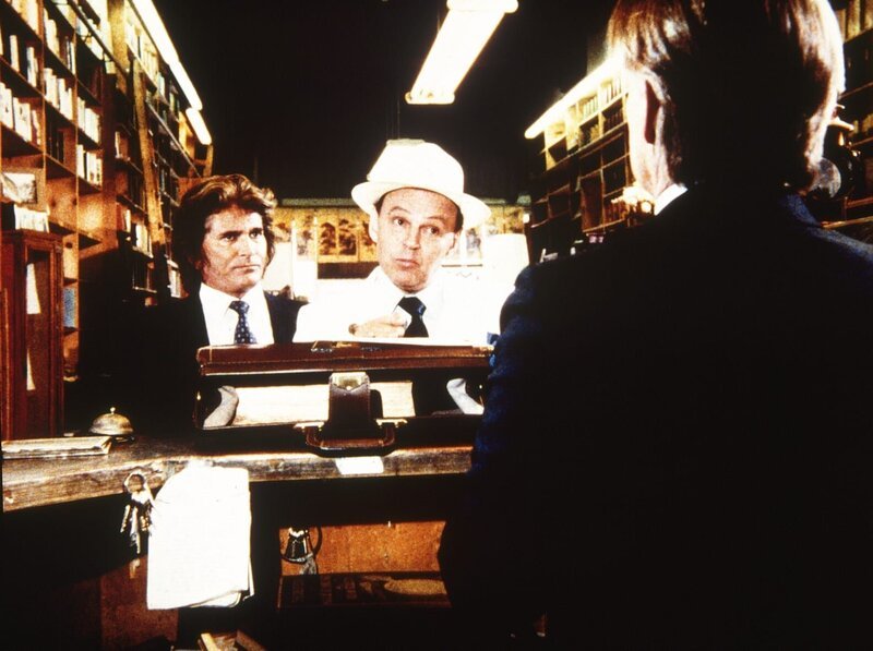 Jonathan (Michael Landon, l.) und Barabbas (Conrad Janis, M.) begeben sich in die Höhle des Löwen: ein Antiquariat, das Dr. Stone (Anthony Zerbe, r.) verwaltet. – Bild: Worldvision Enterprises, Inc.