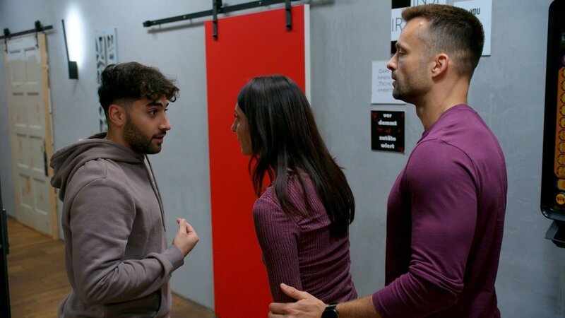 Mike leidet mit, als er sieht, wie sehr Sara die Situation mit Karim belastet. Er sucht Karim nach der Schule auf und führt ein tiefes Gespräch mit ihm. Daraufhin versöhnt sich Karim mit Sara – doch für Mike steht noch eine Hürde bevor. – Bild: RTLZWEI /​ Filmpool