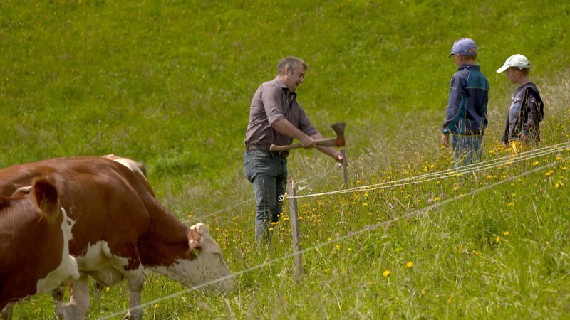 Rund um Alpl, den steirischen Geburtsort des Heimatdichters Peter Rosegger, gehen die Zentralalpen ins steirische Mittelgebirge über. Die Kulisse bietet eine einzigartige Mischung aus alpinem Ambiente und zugleich hügeligem und sanftem Verlauf des Horizonts. Hier, südlich der Mürz, finden viele Menschen ihren Kraftplatz, der es ihnen erlaubt, sich wieder aufzutanken und neue Kraft zu schöpfen. Im Herzen der Fischbacher Alpen, auf über tausend Metern Seehöhe, liegt Fischbach, der höchstgelegene Ort der Oststeiermark, der bereits zum siebenten Mal in Folge zum schönsten Gebirgsdorf der Steiermark gekürt worden ist. Tradition wird auch beim jährlichen Ägydimarkt in Fischbach großgeschrieben. Rund um den 1. September wird Kirtag gefeiert, um das Brauchtum nicht in Vergessenheit geraten zu lassen. Im Bild: Franz Kerschenbauer jun. – Bild: ORF, Pammer Film