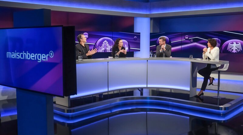 Zu Gast bei Moderatorin Sandra Maischberger (r.): v.l.n.r. Klaus Brinkbäumer (Autor und Moderator), Anna Schneider (Welt-Chefreporterin) und Florian Schroeder (Kabarettist und Autor). – Bild: WDR/​Oliver Ziebe