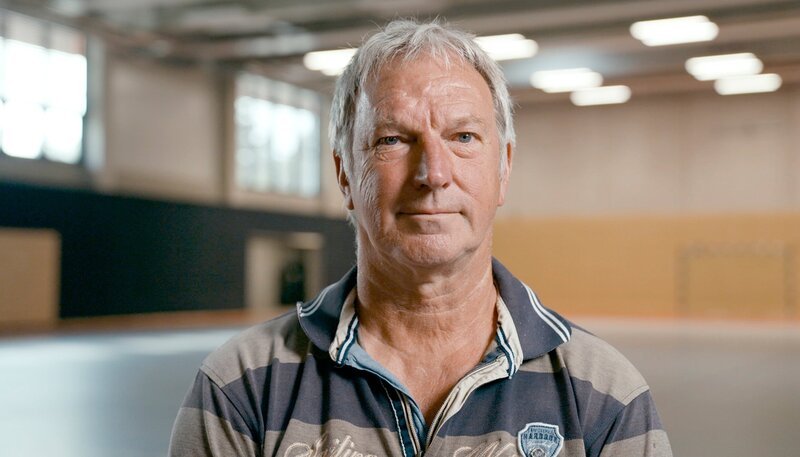 Rudi Deike war als Buchhalter bei dem Sportbodenhersteller „Balsam AG“ beschäftigt, während der Milliardenbetrug im Gange war. – Bild: WDR/​TANGRAM International GmbH/​Björn Schneider