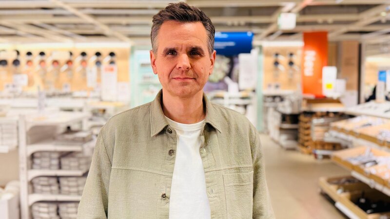 Wie tickt der schwedische Möbelgigant wirklich? Reporter Stefan Uhl verbringt 24 Stunden in einem Berliner IKEA und blickt hinter die Kulissen der Kultmarke. – Bild: RTL