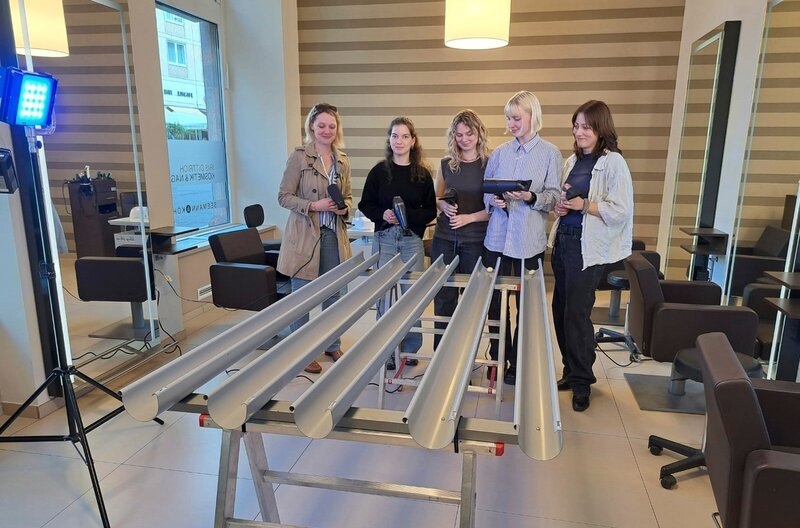 In einer Umfrage sollen Passanten alte Werbesprüche erraten. – Bild: MDR/​Alex Kirmse