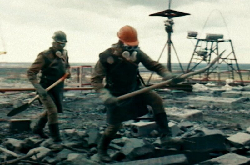 Liquidatoren in Tschernobyl entfernen radioaktive Trümmer vom Dach, die durch die Explosion von Reaktor 4 herausgeschleudert wurden. Sie bezeichneten sich selbst als „Bio-Roboter“, da sie dort einsprangen, wo ferngesteuerte Roboter versagt hatten. – Bild: Igor Kobrin’s Chernobyl Archive