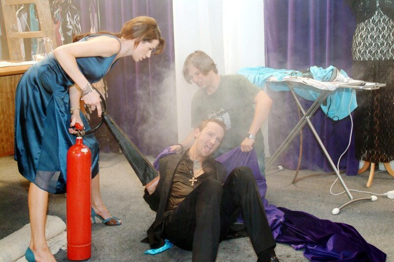 Bruno (Tim Sander, r.) gelingt es zusammen mit Nora (Julia Malik, l.), Hugo (Hubertus Regout, M.) vor den Flammen zu bewahren … – Bild: SAT.1 /​ Monika Schürle