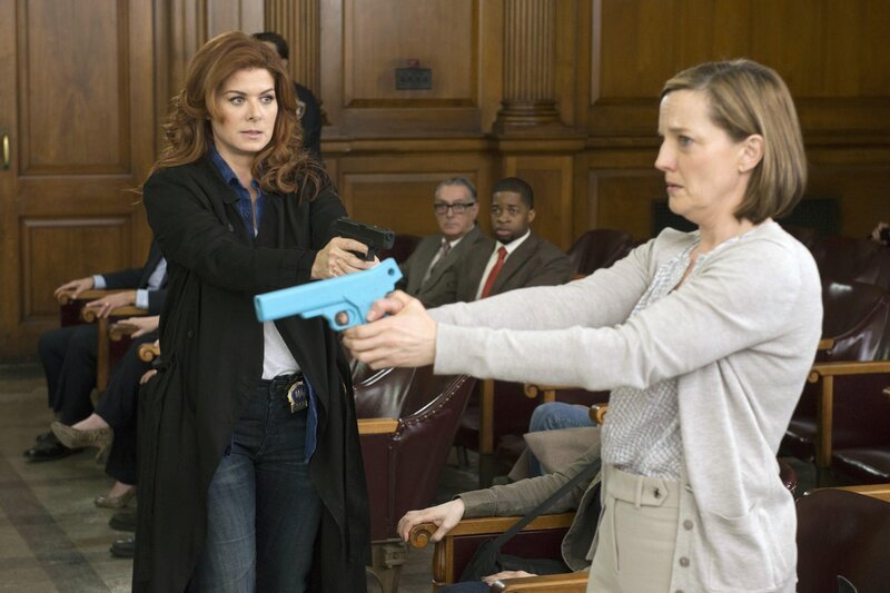 Kann Laura (Debra Messing, l.) Pamela Baker (Orlagh Cassidy, r.) aufhalten, bevor es ein weiteres Opfer gibt? – Bild: Warner Bros. Entertainment, Inc.