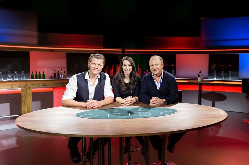 Wenn ein Comedian, eine Kabarettistin und ein Witzekönig aufeinander treffen, dann ist gute Laune vorprogrammiert. Können (v.l.n.r.) Gery Seidl, Lydia Prenner-Kasper und Harry Prünster aber wirklich mit jedem ihrer Witze Publikum und Konkurrenz überzeugen? – Bild: © PULS 4 /​ Lisa Maria Trauer /​ Lisa Maria Trauer