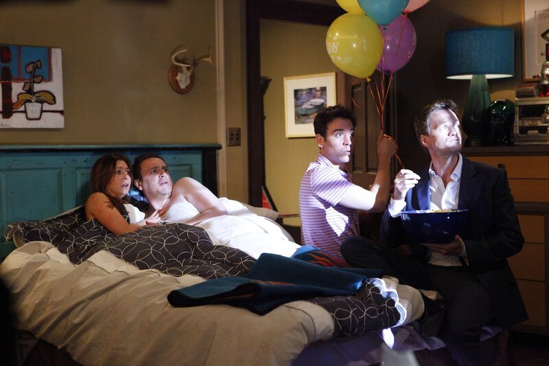 Lily (Alyson Hannigan, l.) und Marshall (Jason Segel, 2.v.l.) wollen für Nachwuchs sorgen, doch Ted (Josh Radnor, 2.v.r.) und Barney (Neil Patrick Harris, r.) sind irgendwie immer mit dabei … – Bild: © 20th Century Fox International Television