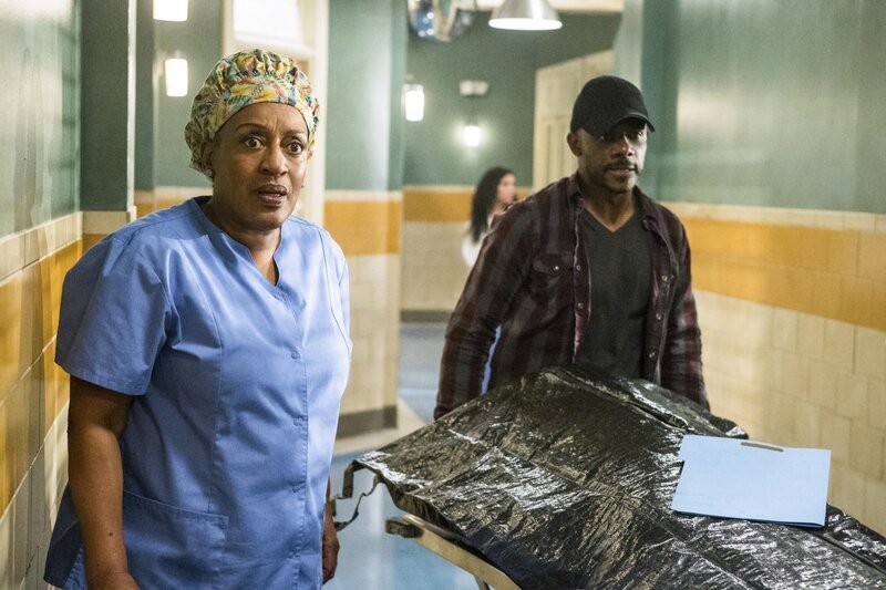 Steht ihr Leben auf dem Spiel? Wade (CCH Pounder, l.) und ihre Team werden während einer Obduktion von Marcus Martel (Russell Richardson, r.) als Geiseln genommen … – Bild: CBS Broadcasting, Inc. All Rights Reserved