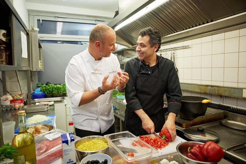 Sternekoch Frank Rosin (l.) wird dringend gebraucht: Das Restaurant „Wulaia“ von Juan Carlos Mauricio Palma (r.) steht kurz vor dem Aus … – Bild: Kabel Eins