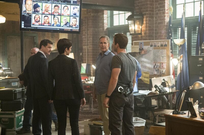 Wollen Paul Jenks alias „Baitfish“ um jeden Preis fassen: Captain Jim Messier (Dylan Walsh, 2.v.l.), Lasalle (Lucas Black, r.), Pride (Scott Bakula, 2.v.r.) und Brody (Zoe McLellan, M.) … – Bild: CBS Broadcasting, Inc. /​ Skip Bolen