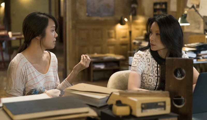 Microfts Ex-Geliebte Lin Wen (Samantha Quan, l.) bittet Holmes und Watson (Lucy Liu, r.) darum, herauszufinden, wer hinter dem Überfall auf einen ihrer illegalen Pokerabende und dem anschließenden Anschlag auf ihr Leben steckt … – Bild: CBS Broadcasting Inc. /​ Michael Parmelee