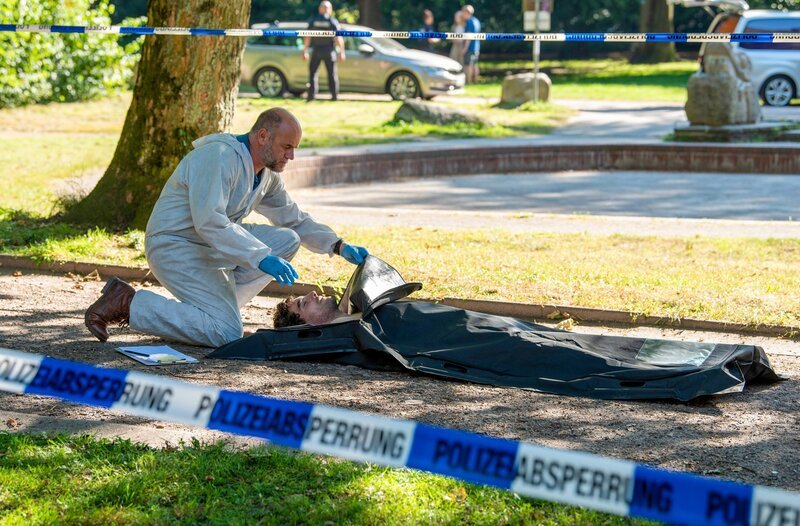Dr. Henning Strahl (Christoph Tomanek, l.) hat die Leiche von Jan Eschenburg (Pascal Houdus, liegend) untersucht. Offenbar ist Jan gezielt getötet worden. – Bild: ORF/​ONE GATE/​ARD/​Thorsten Jander