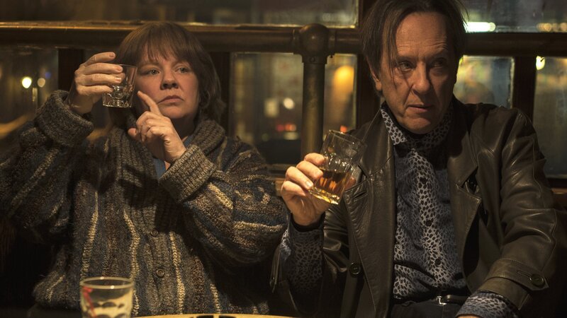 Lee Israel (Melissa McCarthy), Jack Hock (Richard E. Grant) in bar – Bild: Twentieth Century Fox Film Corporation /​ Mary Cybulski