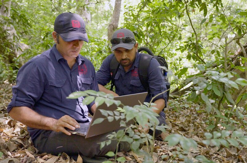 Umesh Pradesh (re.) und Rabin Kadariya (li.) erforschen seit 13 Jahren die Verhaltensänderungen von Tigern und anderen Wildtieren. – Bild: ZED Zoo Ethnological Documentaries