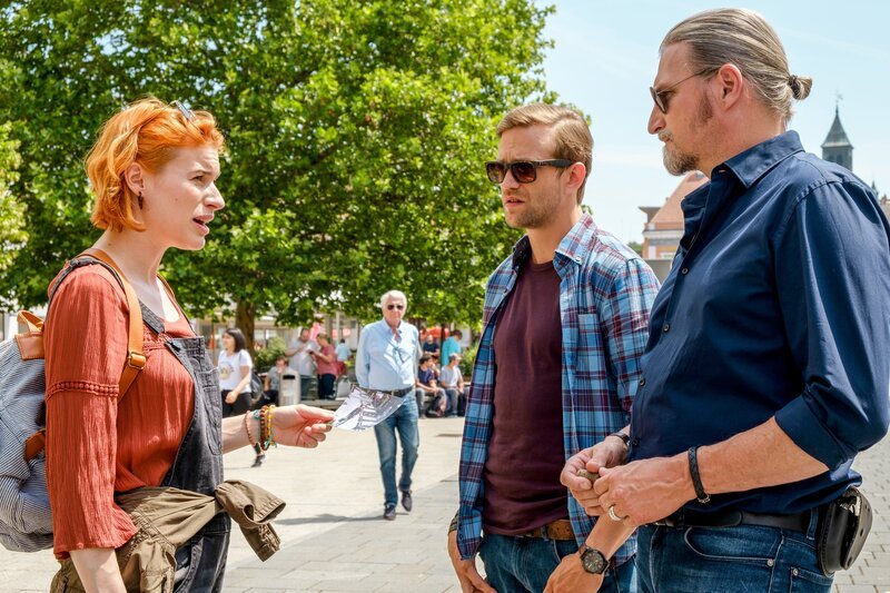 v.li.: Sophia Wenzl (Lisa-Lena Tritscher), Simon Steininger (Michael Steinocher), Carl Ribarski (Stefan Jürgens). – Bild: Petro Domenigg /​ ORF /​ Satel Film