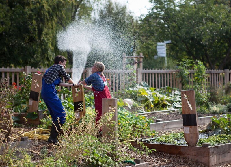 Lennard und Martha sind wieder versöhnt. – Bild: MDR/​Saxonia Media/​Paul-Ruben Mundthal