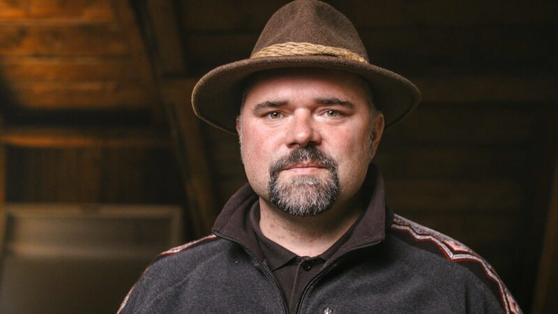 Der Kulturwissenschaftler Petr Mikšíček dokumentiert die Spuren deutscher Siedlungen im Tschechien. Über 1000 Dörfer, vor allem im Erzgebirge, sind verschwunden. – Bild: ORF 2