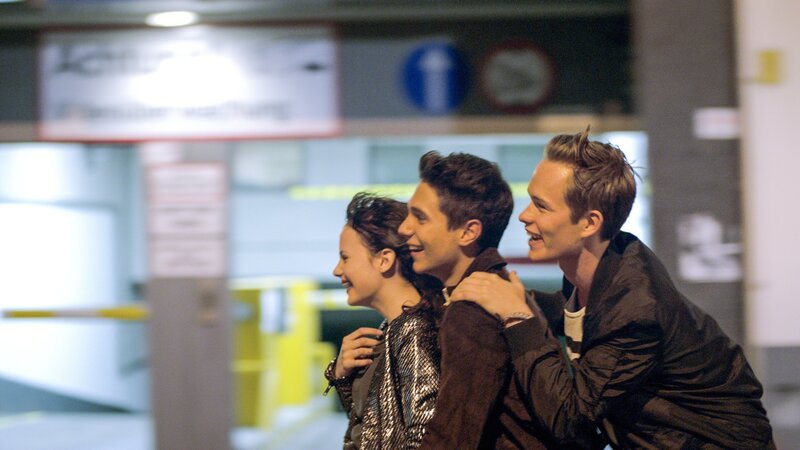 Jana McKinnon (Charly), Giacomo Pilotti (Carlo), Marlon Boess (Sulzer). – Bild: ORF