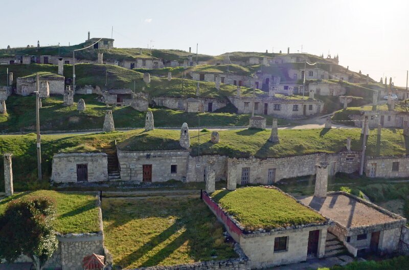 Ein Spanien voller handwerklicher Leidenschaft und rauer Schönheit. Die 374 Bodegas von Baltanás etwa sind jahrhundertealte Weinkeller und bis heute in privaten Händen. – Bild: Claus Stellfeld