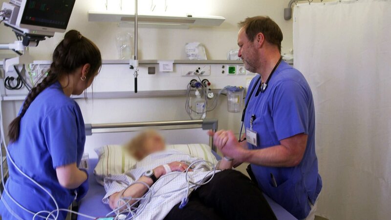 Neurologe Dr. Claus-Peter Schwartkop kümmert sich um eine Patientin mit einem akuten Schlaganfall – Bild: RTLZWEI, Spiegel TV