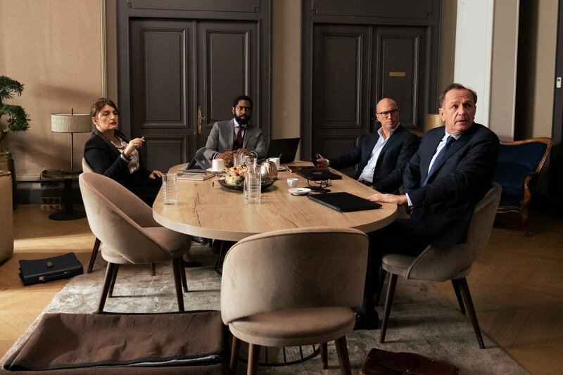 Die Wirtschaftsbosse Cassandra Sanchez (Jacqueline Corado, l.), William Barker (Jonathan Nyati, 2.v.l.), Hans Frankenheimer (Benno Fürmann, 2.v.r.) und Amaury de Montchanin (Arnaus Viard, r.). – Bild: ZDF und Nicolas Velter