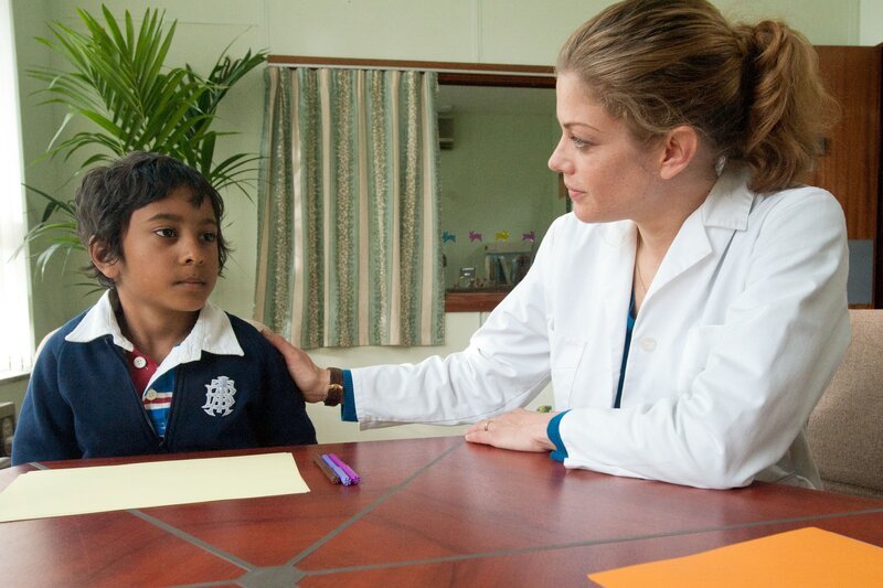 Pranav Sambamoorthi (Ben Newton), Marie Bäumer (Leslie Cramer). – Bild: ORF III
