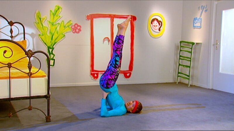 Anke versucht einen Purzelbaum. – Bild: WDR/​Die Sendung mit dem Elefanten