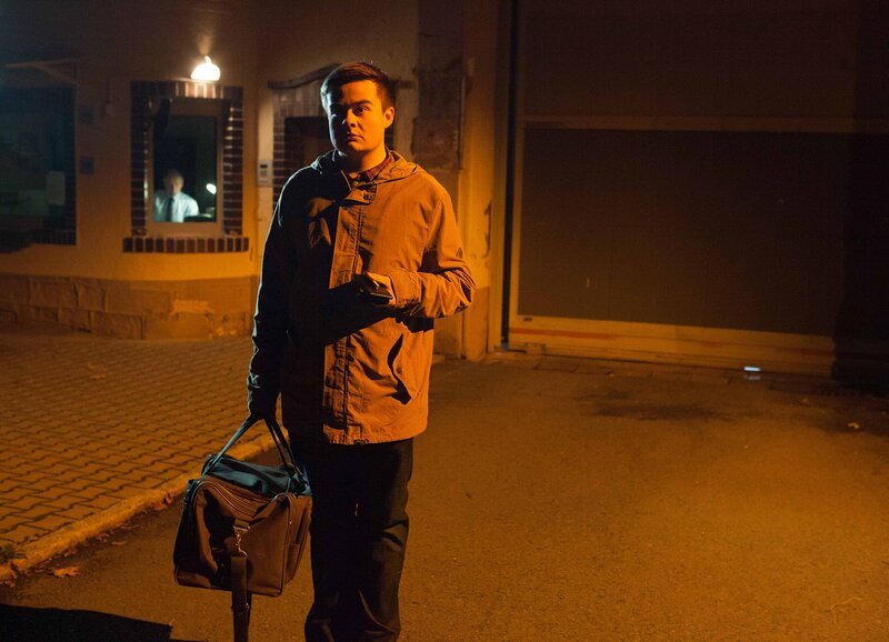 Remo (Damian Thüne) wird aus der JVA entlassen. – Bild: MDR/​Saxonia Media/​Paul-Ruben Mundthal