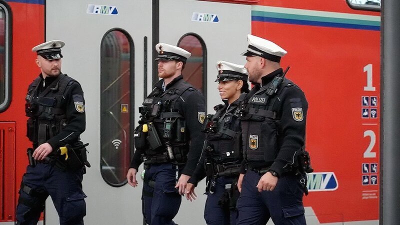 „110 im Dauereinsatz“ begleitet Polizist:innen bei spannenden Fällen u.a. bei der Bundespolizei in Frankfurt. – Bild: RTL