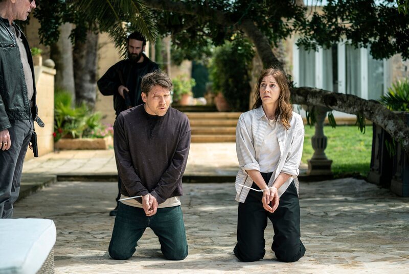 Die beiden Zielfahnder Hanna Landauer (Ulrike C. Tscharre, re.) und Lars Röwer (Hanno Koffler, 2. v. re.) werden von den Helfershelfern der skrupellosen Maria gefangen genommen. – Bild: ARD Degeto Film/​WDR/​W&B Televisi /​ ARD Degeto/​Programmplanung und P