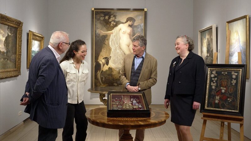 Peter Neusser, Paloma Neusser, Karl Hohenlohe und Christine Masser begutachten eine Sammlung von Devotionalien. – Bild: ORF/​Clever Contents