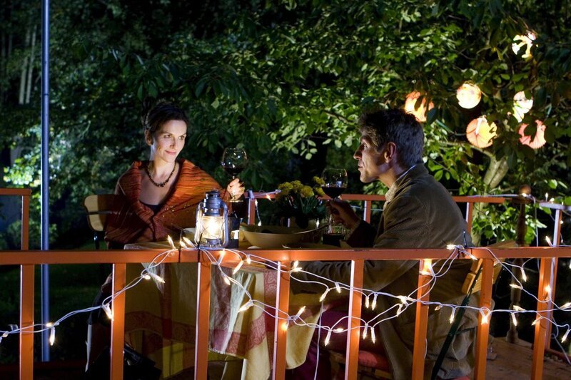 Fritz Fuchs (Guido Hammesfahr) hat für seine Schwester Suse (Eva Mannschott) ein leckeres Geburtstagsmenü gekocht – und Salz spielt darin die Hauptrolle. – Bild: ZDF/​Antje Dittmann