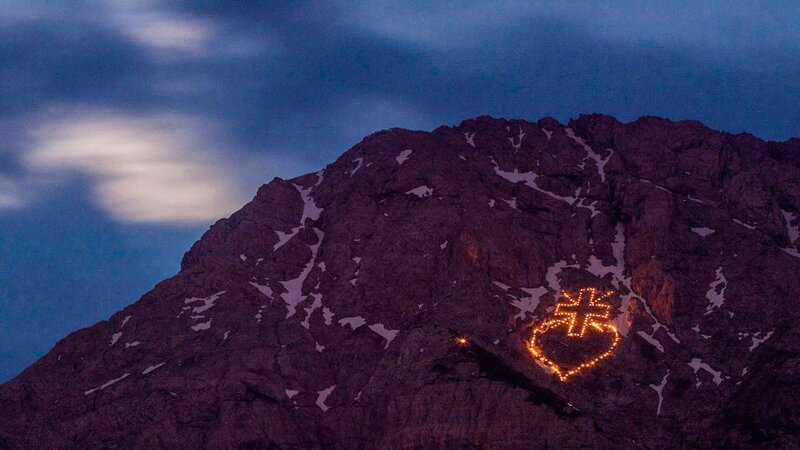 Faszinierendes Schauspiel der Bergfeuer zur alljährlichen Sommersonnenwende im Juni. – Bild: ORF 2