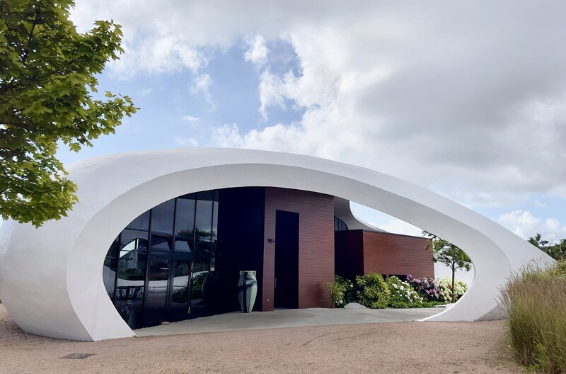 Das Maggie’s Centre in Aberdeen. Es ist so gestaltet, dass sich jeder Besucher willkommen und geschützt fühlen kann – eine maßgebliche Unterstützung beim Heilungsprozess. – Bild: BR/​Sabine Reeh
