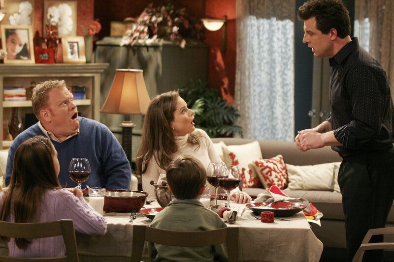 -- ACCORDING TO JIM – „Guess Who’s Cooking Your Dinner?“ – Cheryl cooks dinner for Dana and her boyfriend and lets him believe that Dana actually did the cooking, on „According to Jim,“ TUESDAY, FEBRUARY 15 (9:00⁠–⁠9:30 p – Bild: Disney /​ © 2013 The Walt Disney Company Germany