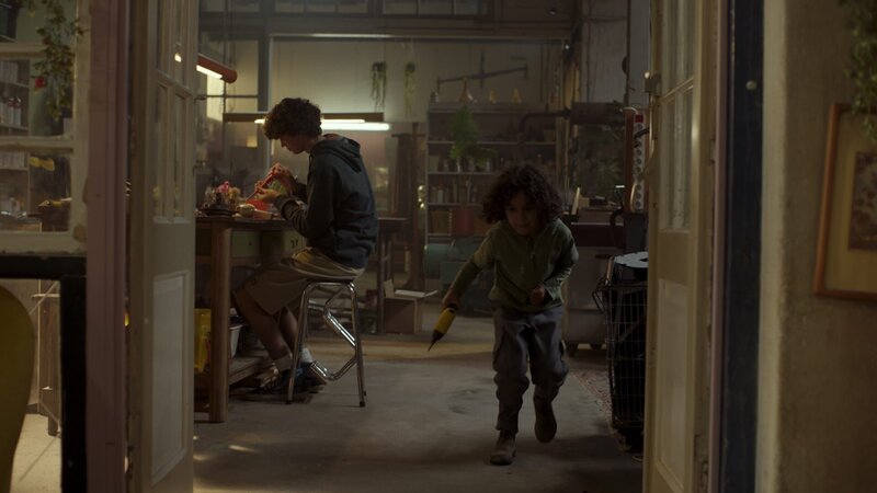 Saïd klaut David den Akkuschrauber. – Bild: SWR/​Phanta Basta!/​Indi Film