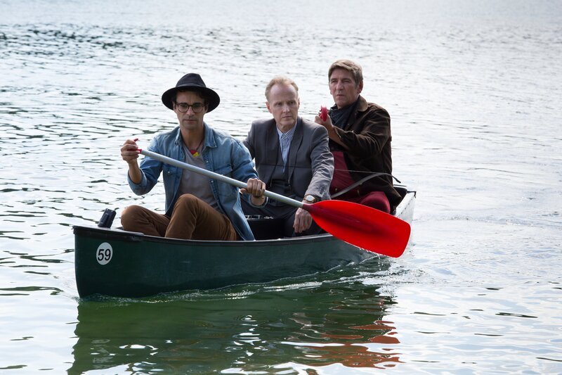 Running Bear (Luka Dimic, l.)  ist wild entschlossen gemeinsam mit Fritz Fuchs (Guido Hammesfahr, r.) die unbekannte Zestörerin des Waldes zu finden. Mit dem Wissen der Lakota sollte es gelingen, ihr eine Falle zu stellen. Selbst Herr Kluthe (Holger Handtke, M.)  hat sich auf seine Weise der Gruppe angeschlossen – Bild: ZDF und Zia Ziarno.