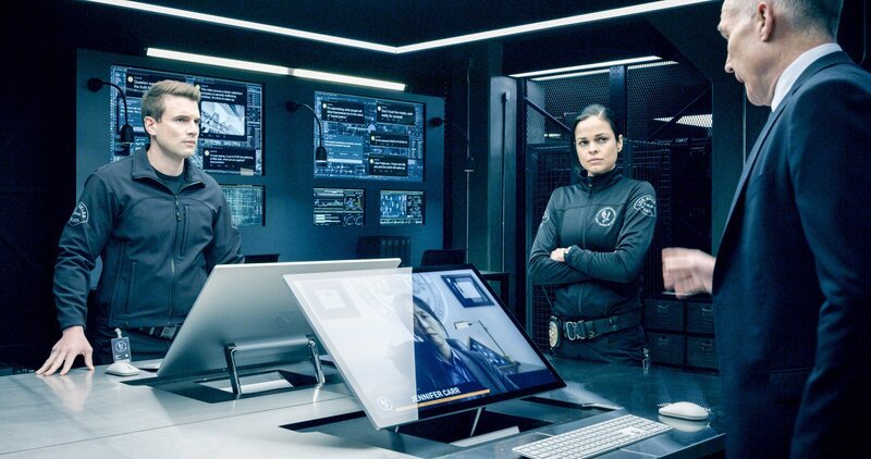 (v.li.): Alex Russell (Jim Street), Lina Esco (Christina Alonso), Patrick St. Esprit (Robert Hicks). – Bild: ORF/​Sony Pictures/​CBS