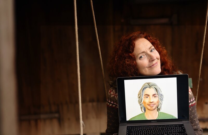 Renate spricht fast täglich mit ihrem KI-Freund Dan und erzählt ihm von ihrem Leben, wie einem realen Partner. – Bild: ZDF und Simon Koy