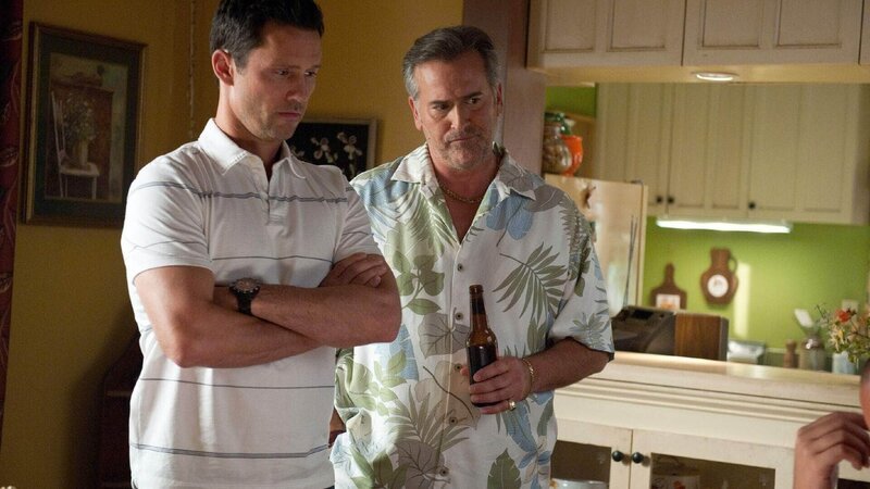 Sam Axe (Bruce Campbell, r.) und Michael Westen (Jeffrey Donovan) wollen den Bibelcode entschlüsseln. Der Fall ‚Simon Fischer‘ geht in die nächste Runde. – Bild: RTL /​ USA Network