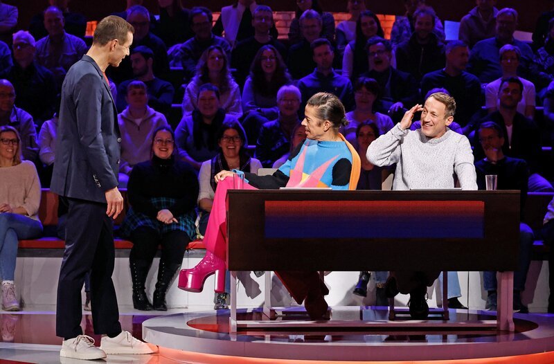 Moderator Kai Pflaume (l.) mit Rateteam-Kapitän Wotan Wilke Möhring (r.) und dem TV-Juror, Choreograf und Model Jorge González (M.). – Bild: ARD/NDR/UFA SHOW & FACTUAL/Morris Mac Matzen Moderator Kai Pflaume (l.) mit Rateteam-Kapitän Wotan Wilke Möhring (r.) und dem TV-Juror, Choreograf und Model Jorge González (M.). – Bild: ARD/NDR/UFA SHOW & FACTUAL/Morris Mac Matzen