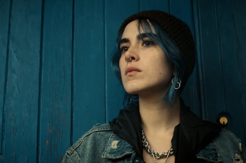 Nina aus Frankfurt (Alva Schäfer) hat sich auch aus persönlicher Betroffenheit der Gruppe Phoenix angeschlossen: Sie macht ein Medikament des Chemieriesen SaxeChem verantwortlich für die Behinderung ihrer kleinen Schwester. – Bild: ZDF und Nicolas Velter