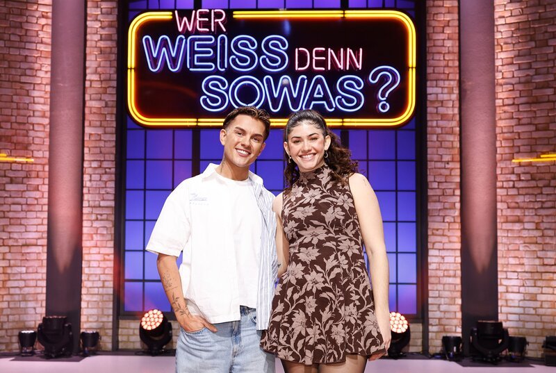 Moderator Kai Pflaume (M.) und seine Rateteam-Kapitäne Bernhard Hoëcker (l.) und Wotan Wilke Möhring (r.) begrüßen Twenty4tim (Tim Maximilian Kampmann) und Jeannie Wagner. – Bild: ARD/​NDR/​UFA SHOW & FACTUAL/​Morris Mac Matzen